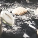 Cebularze z suszonymi pomidorami – przekąska po treningu