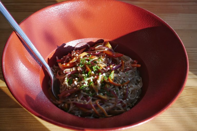 Szare kluchy i skwarki z tofu – roślinna wersja tradycji