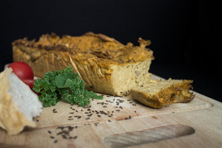 Mocno wędzony pasztet z kaszą jaglaną i kiszoną kapustą